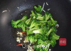 西兰花炒核桃仁的做法图解6
