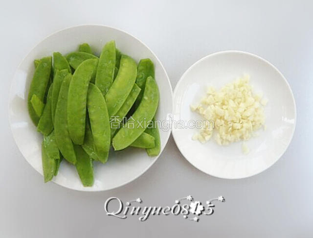 荷兰豆去老筋；蒜切末