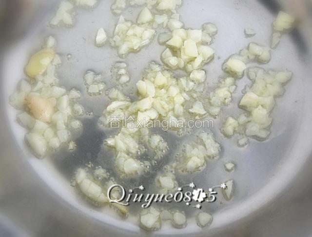 油热放蒜末和花椒面。