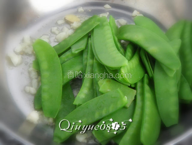 放焯过的荷兰豆炒