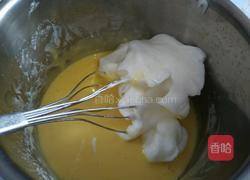 葡萄干戚风小蛋糕的做法图解4