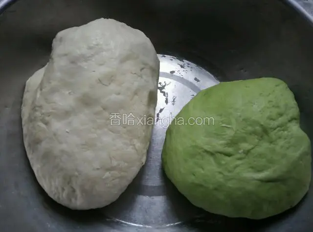 菠菜剁碎挤汁，活成一块绿色面团，再活一块白色面团