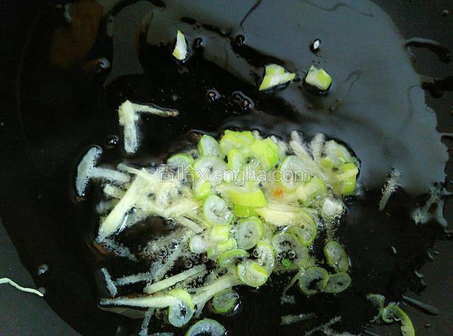 起锅热油，油温七成热时下入葱姜煸香