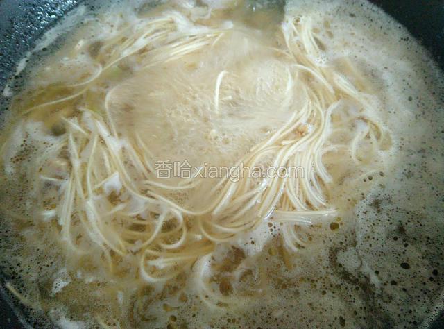 水再次滚开后下入挂面煮熟，加适量的盐和鸡精