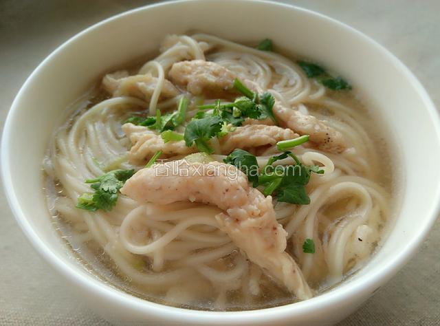 将面条盛入碗中撒点香菜，淋上香油即可