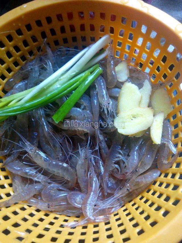 白米虾，葱,姜,洗净沥干