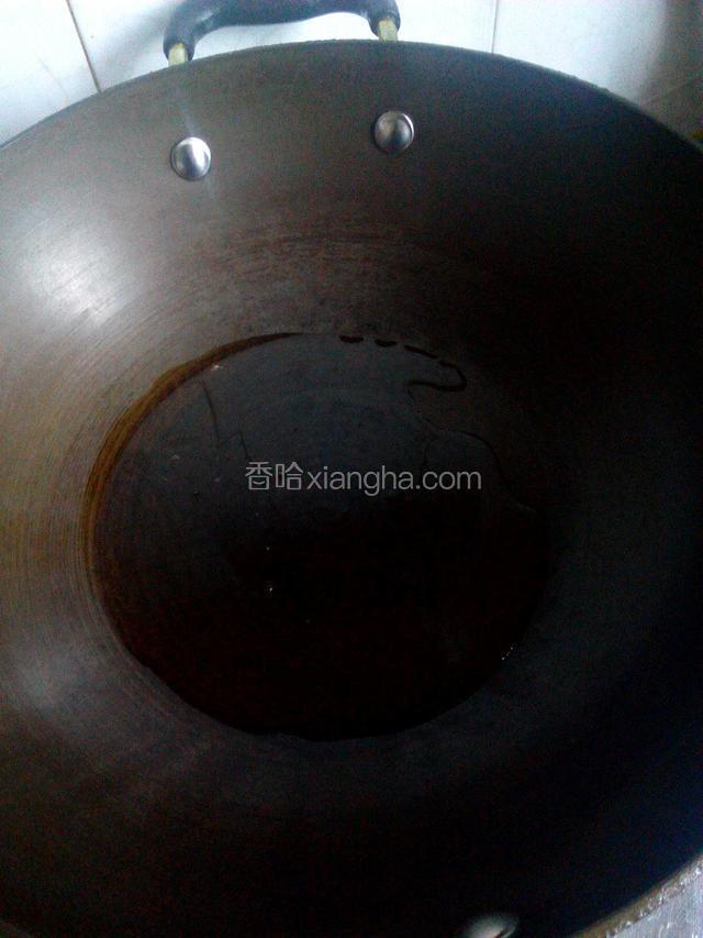 锅里入油加热