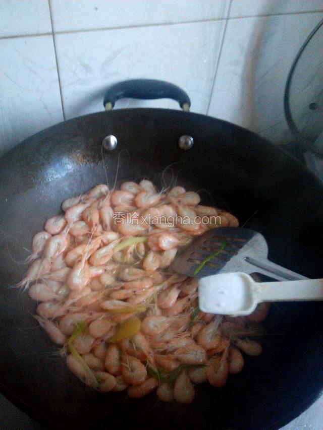 煮至2分钟加入一小勺盐，和少许糖调味