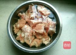 番茄炖排骨的做法图解1