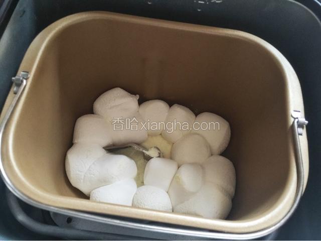 把黄油、棉花糖、奶粉加入面包机，启动果酱程序，先烘烤再搅拌