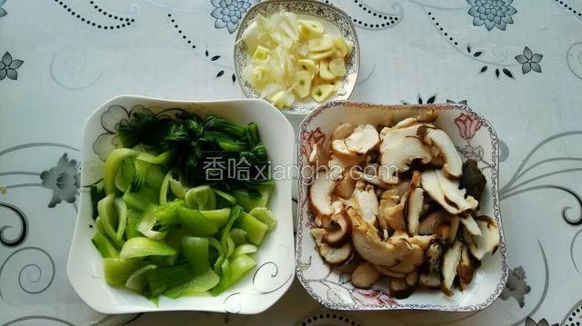 香菇洗净后，用盐水泡10分钟后，冲洗切片，葱蒜切片备用。