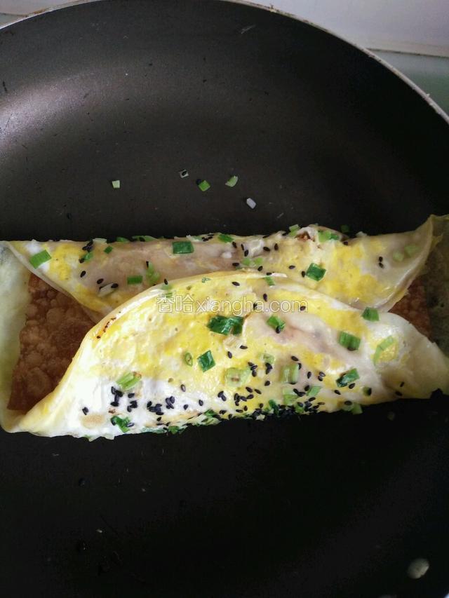 两边翻起来把馄饨皮包住，中间用铲子插一下，装入盘中即可