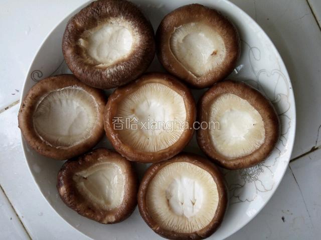 香菇去根部洗净，码盘。