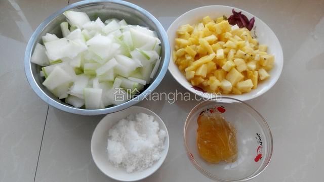 冬瓜去皮去籽切小块，菠萝去皮切丁，把白糖和麦芽糖称重备用。