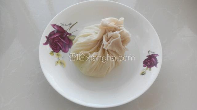 挤掉多余的水分。