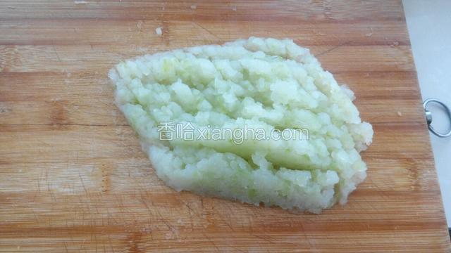 把挤去水分的冬瓜剁成蓉。