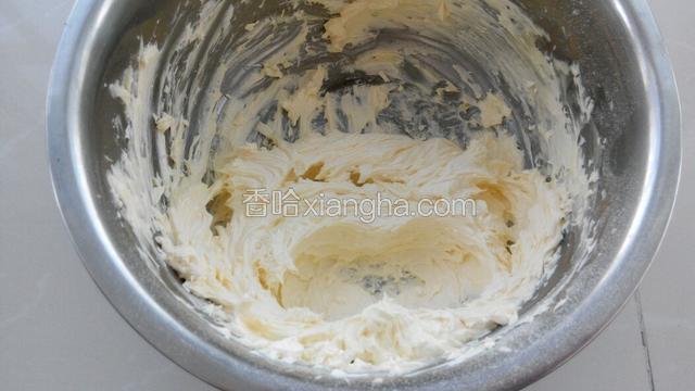 每一次加入蛋液都要把蛋液和黄油充分打匀后，再加入下一次的蛋液。