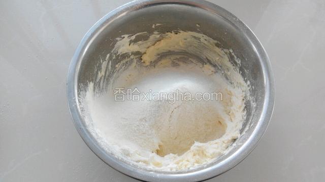 把奶粉和低筋面粉混合均匀，筛入黄油中。