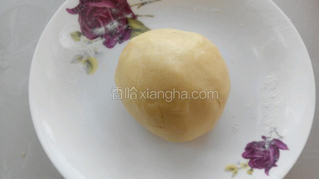 用刮刀拌匀揉成光滑的面团放冰箱冷藏30分钟。