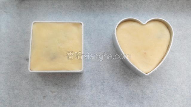 烤盘铺油纸，把面团放入模具中轻轻按压成模具的形状。