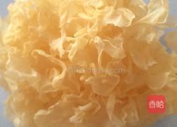 银耳桂圆红枣汤的做法图解1