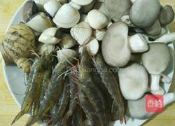 海鲜平菇汤的做法图解1
