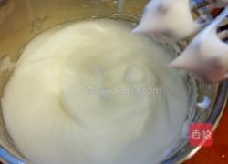 草莓酸奶慕斯的做法图解3