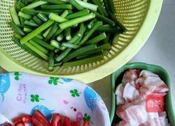 蒜苗炒肉片的做法图解1