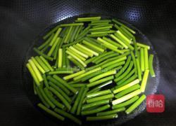 蒜苗炒肉片的做法图解2