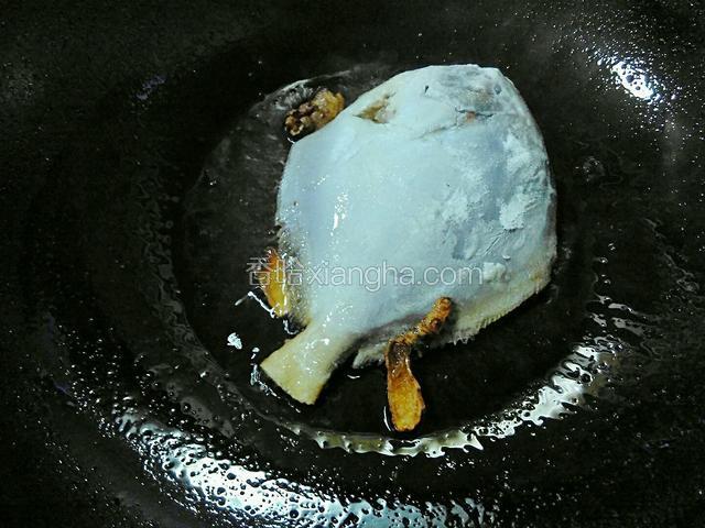 小火慢煎，注意观察鱼的边缘，当鱼边缘颜色稍稍发黄，轻轻的晃动锅，鱼若会跟着移动，就说明底部已经煎好定型。