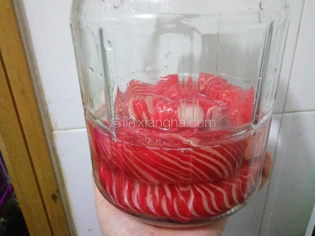 像这样沫过小红萝卜腌二小时即可