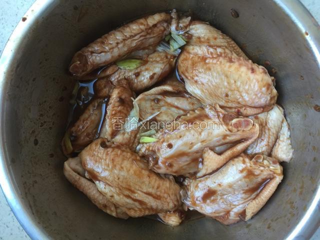 放入香辣鸡翅腌料，倒入少量蚝油，搅拌均匀，腌制一夜！