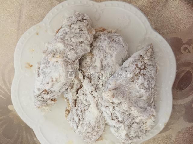 裹好面粉的鸡翅！