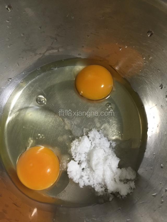 鸡蛋打入干净的盆里，加入白糖！