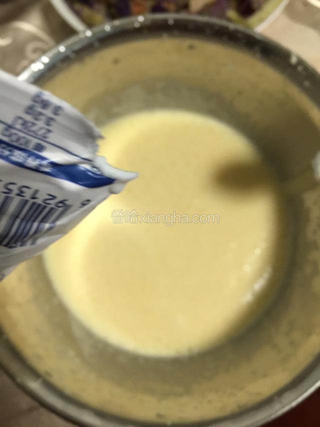 加入牛奶、融化的黄油，继续搅拌均匀！