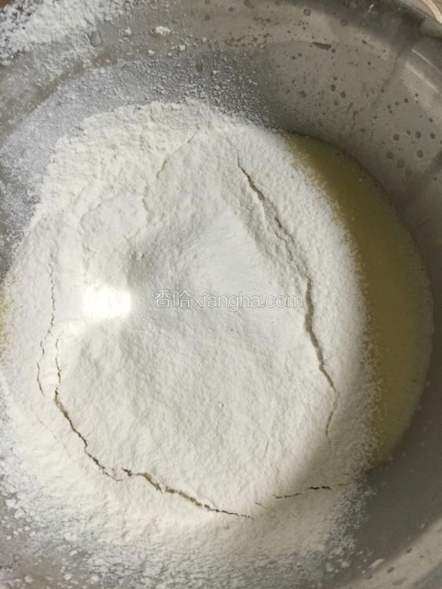 筛入低筋面粉和泡打粉，继续搅拌均匀！
