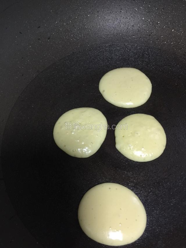 将锅烧热后，转成小火，舀一勺拌好的鸡蛋面糊进去！