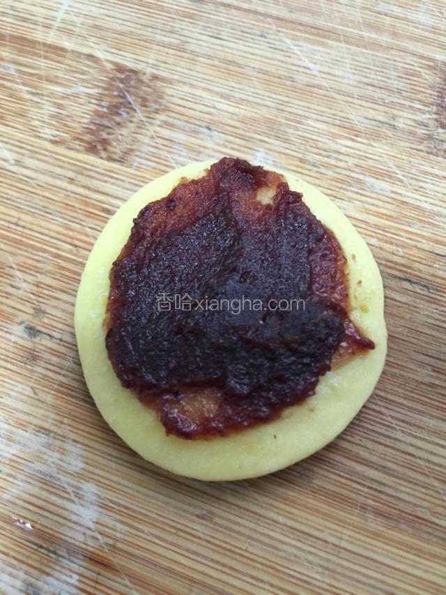 煎好的铜锣烧中间夹上豆沙馅，再盖上另一片铜锣烧，现在就可以吃了！