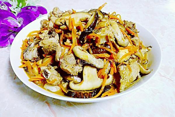 香菇胡萝卜炒排骨的做法_菜谱_香哈网