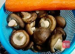 香菇胡萝卜炒排骨的做法图解1