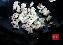 香菇胡萝卜炒排骨的做法图解4