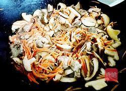 香菇胡萝卜炒排骨的做法图解7