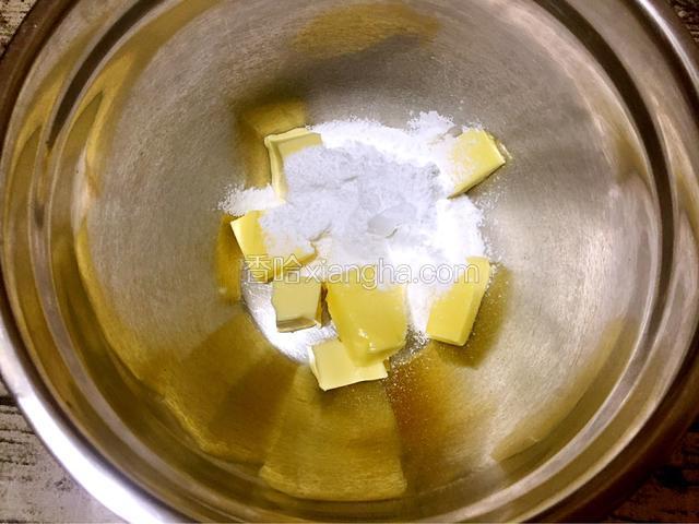 黄油软化后加入盐和糖粉，搅匀