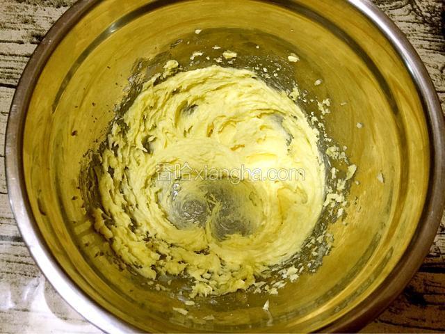 用打蛋器打发至蓬松发白