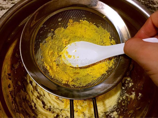 蛋黄用勺子压碎过筛加入黄油中