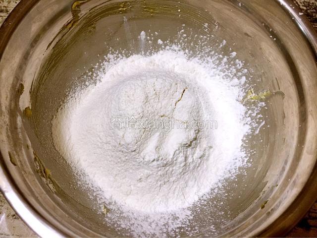 低粉和玉米淀粉混合后过筛加入黄油蛋黄中