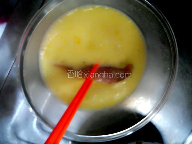 油烧热，，把鱼沾着鸡蛋液放锅