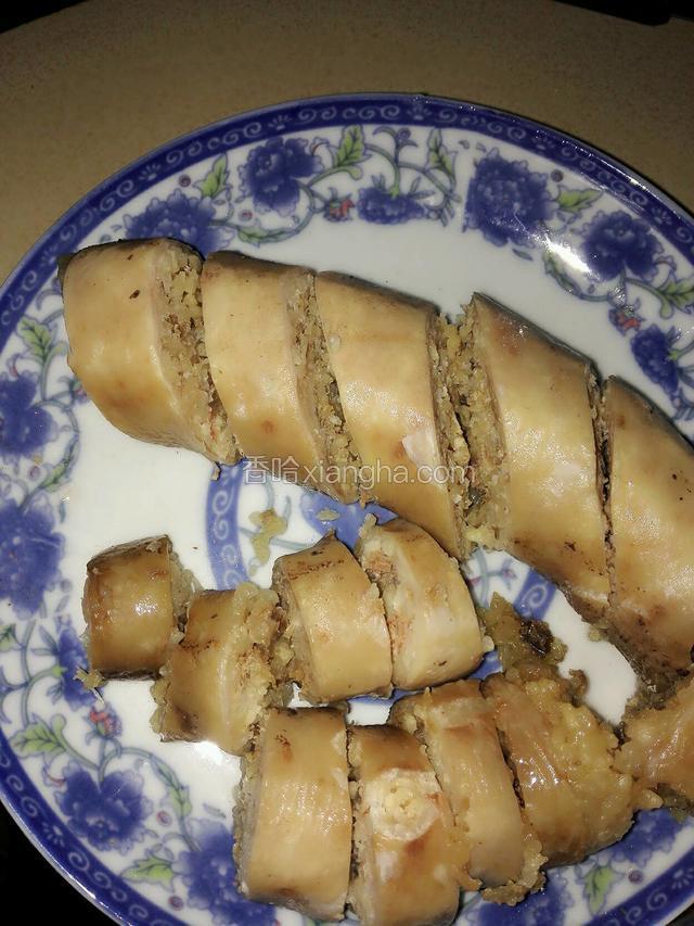 将灌肠放入微波炉中解冻，切块