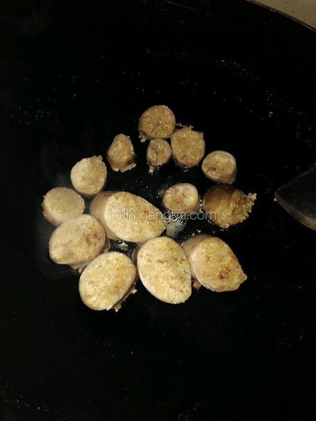 将灌肠倒入锅中煎