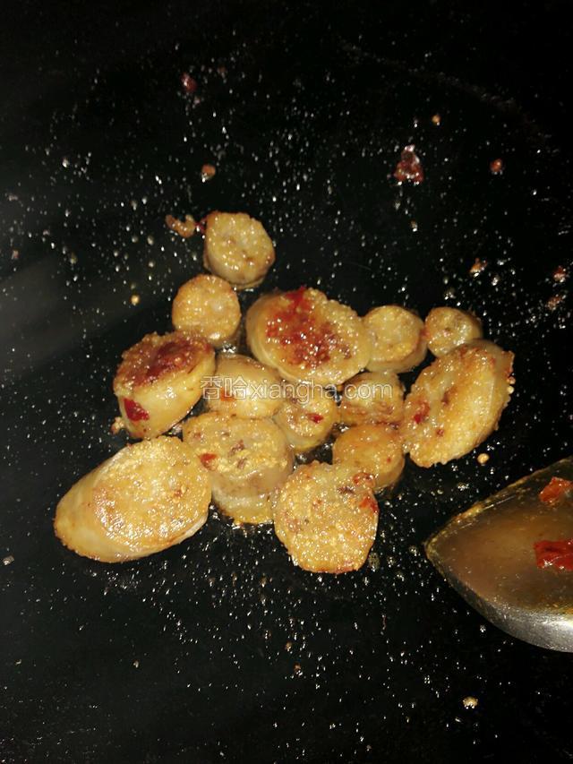放入调味料，酱油，豆瓣酱，煸炒